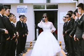 给唯一女生备婚纱，毕业班27男生西装迎视频封面