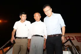 揭秘外逃贪官的悲惨生活：用502粘牙套 整日不敢出屋图片