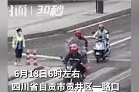 30秒｜两轮摩托车摔倒，头盔保护司机头部仅受擦伤图片