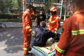老人小腿被三轮车卡住，消防员2分钟解困送老人回家图片