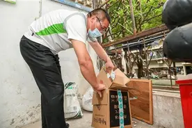 甘做社区“清道夫”，又帮邻居修水电搬重物，这位刘师傅被叫“活雷锋”图片
