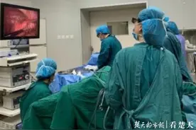 女白领刚上跑步机就腹部剧痛，医生从她体内抽出“巧克力”样液体图片