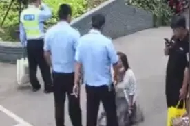 认出3年前救孩子的警察，她扑通一声跪地视频封面