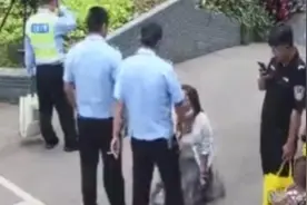 认出3年前救孩子的警察，她扑通一声跪地视频封面