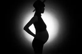 浙江46岁妈妈和女儿同时怀孕，要不要孩子？检查结果让她陷入两难图片