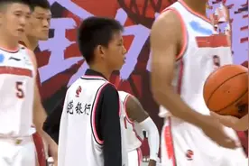 独臂少年在CBA跳球遇尴尬 网友吐槽球员太冷漠图片