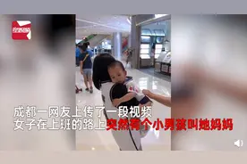 萌娃商场认错妈抱着不松手，还当着亲妈的面亲了这位“妈妈”！结局萌化图片