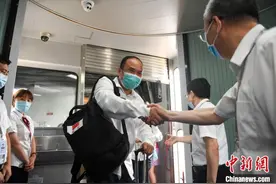 中国赴津巴布韦和赤道几内亚抗疫医疗专家组返湘图片