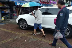 男子举止异常拎大袋百元钞票街头闲逛 城管将其护送至银行图片