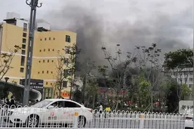 突发！浓烟冲天！昆明大树营地铁站附近烧烤铺突然起火图片