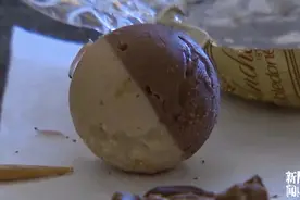 恶心！知名品牌的巧克力爬出蛆虫，店家竟称这是正常现象图片