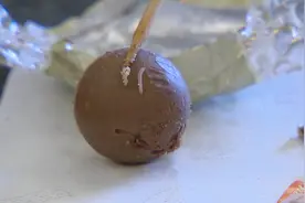 进口巧克力竟爬出蛆虫！门店：梅雨天正常现象视频封面
