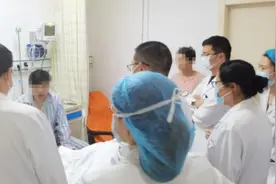 33岁男子口腔溃疡近一年，跑8家医院最终确诊为致命罕见病图片
