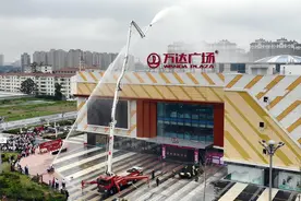 出动三台举高消防车！商丘市消防救援支队在万达广场开展灭火救援演练图片