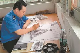 59岁保安哥有个画家梦图片