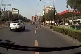 暖心闻｜快车道上躺着个人！公交司机果断停车，一车人为她守候图片
