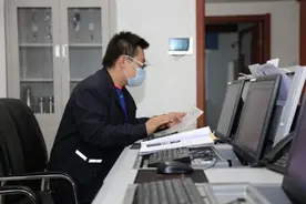 在同一车间工作，儿子送给老爸一份特殊礼物图片
