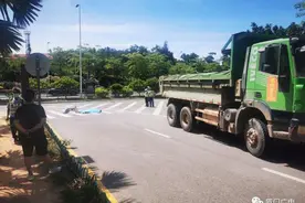 悲剧！环岛路电动车与大货车相撞，一女子当场身亡图片