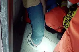 虐心！环江一女生脚被卡便池，幸亏他们及时赶来图片