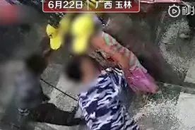 可恶！网曝男子电梯里接连猥亵两女童，摸脸拍屁股还掀起裙子图片