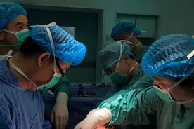男子减肥后肚子越来越大，去医院才发现长了一个60斤巨瘤图片
