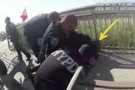 纽约警察“压脖”执法被拍 被逮捕者依旧是黑人图片