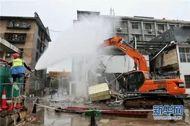 西安向违建“亮剑”拆除城墙沿线5500平米违法建设图片