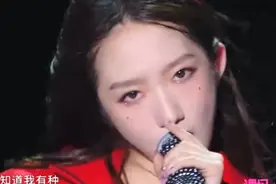 孟美岐全开麦献唱告别典礼，火箭少女101告别单曲曲风多变视频封面