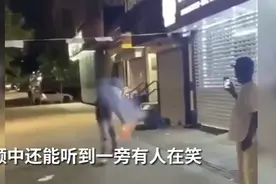 美国黑人男子向流浪老人投掷爆竹，旁观者竟还笑出了声图片