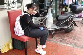 95后医学生边流泪边为倒地老人做人工呼吸图片