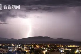 电光石火！罕见雷暴闪电打亮希腊雅典夜空图片