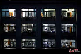 连云港：挑灯夜读备高考图片
