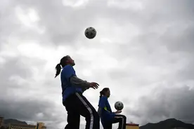 足球——踢球吧！草原女孩图片