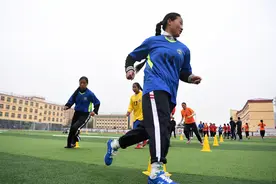 足球——踢球吧！草原女孩图片