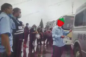 诸暨一位老人误按公交车“自动爆破键”，玻璃碎了，结局很暖图片
