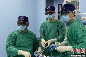上海专家为男子切除先天性巨结肠 术前如待产孕妇图片