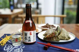 端午节粽子与米酒相搭 欢聚小酌的惬意时光图片