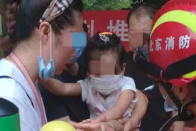 脚卡进健身器材里，3岁女孩哇哇哭视频封面