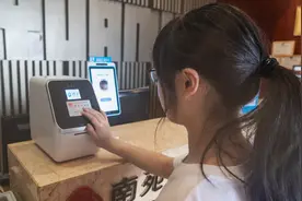 端午支付宝“数字酒店”推安心防疫新能力：超400家杭州酒店率先落地自助入住机图片