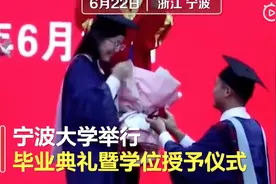 热点 | 毕业典礼现场求婚！吃狗粮的剧情安排上了…图片