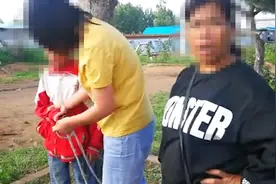 男孩被一女子五花大绑在树上并被捏大腿，原是母亲体罚视频封面