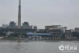 太危险！长江汛期，水流湍急，毫无经验的两个人玩皮划艇险遇难图片