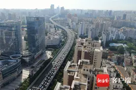 组图 | 航拍上班高峰期的海口海秀快速道国兴出口处图片
