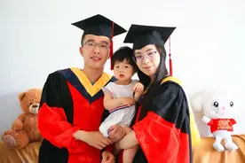 90后博士夫妻带着15个月大的娃拍下毕业照，这才是开了挂的人生啊图片