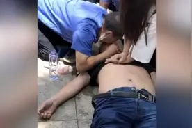 男子晕倒 城管无惧风险摘下口罩做人工呼吸 小姐姐做心肺复苏图片