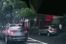 两车并道引路怒，后车司机追上前车欲动手，结果差点反被压！富阳公望街一段视频网上热传图片