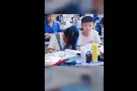 高三女生课间靠同桌肩膀小憩 班主任记录暖心瞬间图片