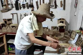 陕西一八旬老人手工制作微型农具 用技艺留住“农耕文化”图片