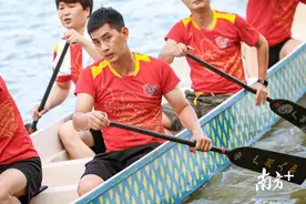 “乘风破浪”的90后环卫小哥，握船桨划出百余个龙舟奖项图片