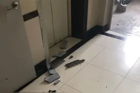 电梯门外瓷砖脱落，砸到刚走出的婆婆图片